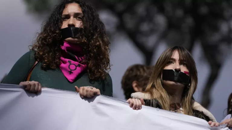 Colectivos feministas y activistas marchan por el Día Internacional de la Eliminación de la Violencia contra la Mujer