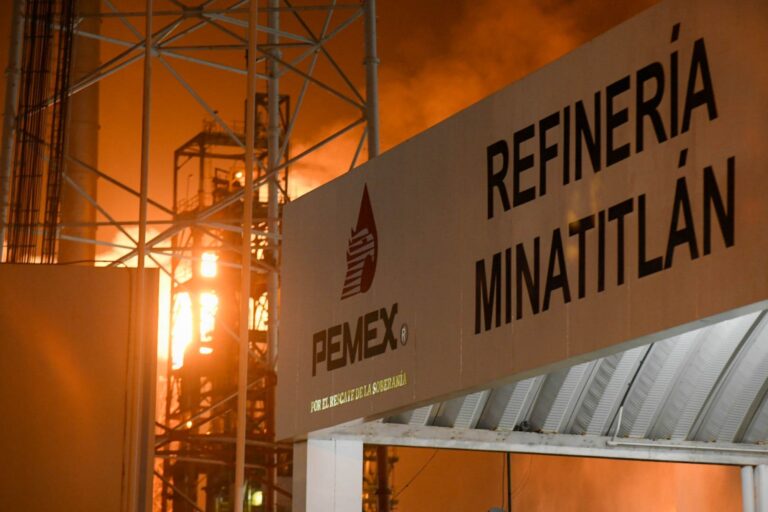 Incendio en refinería de Pemex en Minatitlán