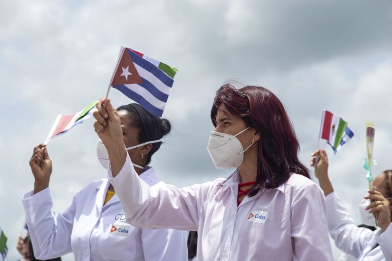 México recibe a 199 médicos cubanos de 29 especialidades para reforzar el sector salud