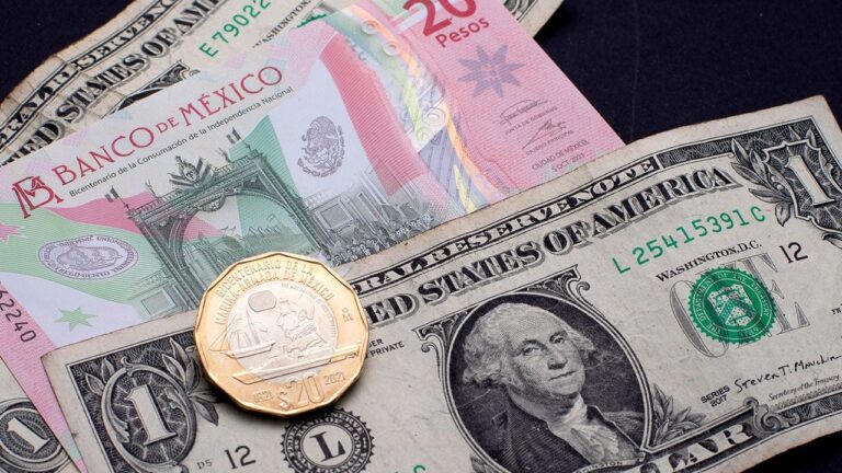 Peso avanza al inicio de la semana impulsado por la caída del dólar; BMV muestra incrementos