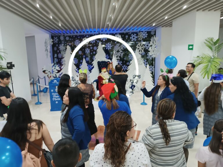 Hospital Ángeles Tampico enciende pino navideño