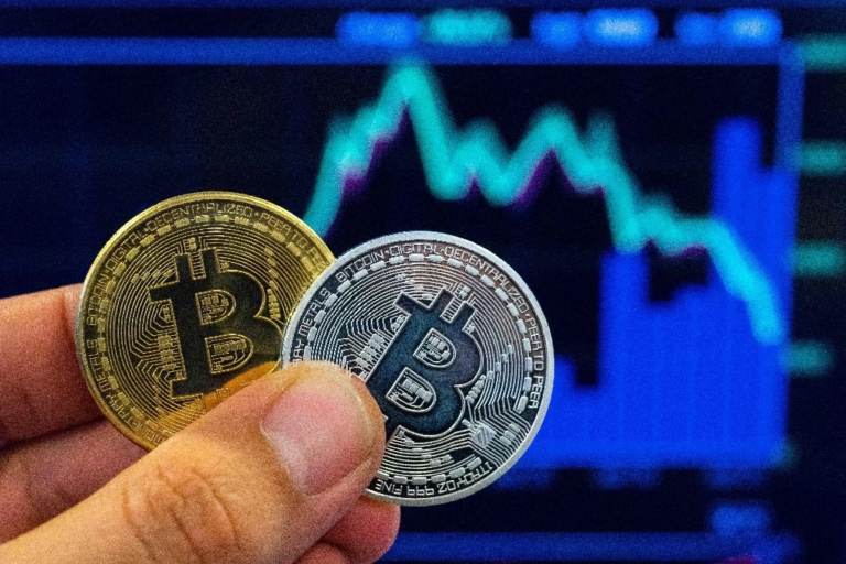 Bitcoin alcanza un nuevo récord y supera los 98 mil dólares