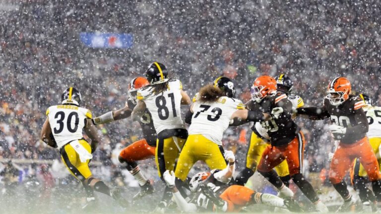 Bajo intensa nevada, Cleveland sorprende a Pittsburgh con victoria 24-19