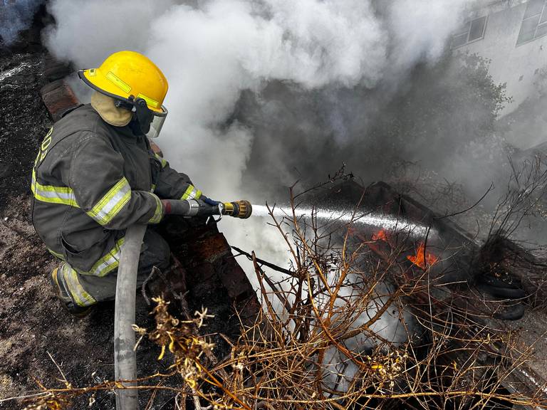 Controlan incendio de miles de llantas en predio baldío de Monterrey