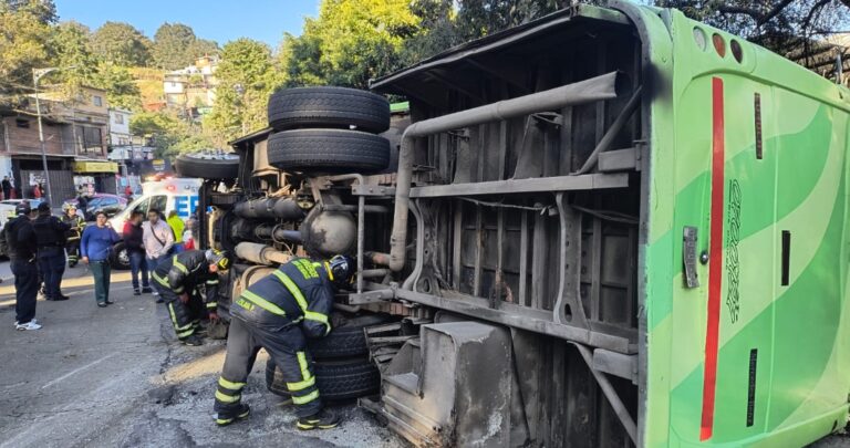 Camión de la ruta 70 volcó en la carretera México-Cuernavaca dejando 30 lesionados, 5 de gravedad