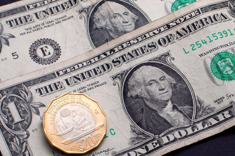 Peso cae, en espera de decisiones de tasas de la Fed y Banxico