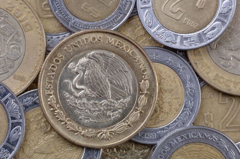 Peso mantiene estabilidad en la apertura, a la espera de decisiones de la Fed y Banxico; BMV en descenso