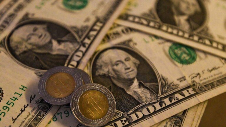 Peso cede terreno tras cinco días al alza; BMV continúa en ascenso