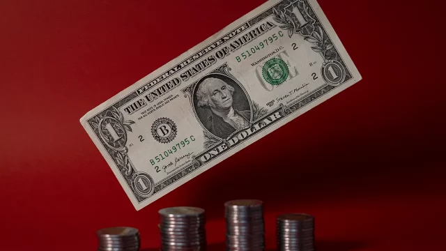 Peso sube a la espera de noticias sobre aranceles de Trump