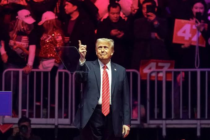 Trump vuelve al poder con una investidura histórica y 100 decretos iniciales
