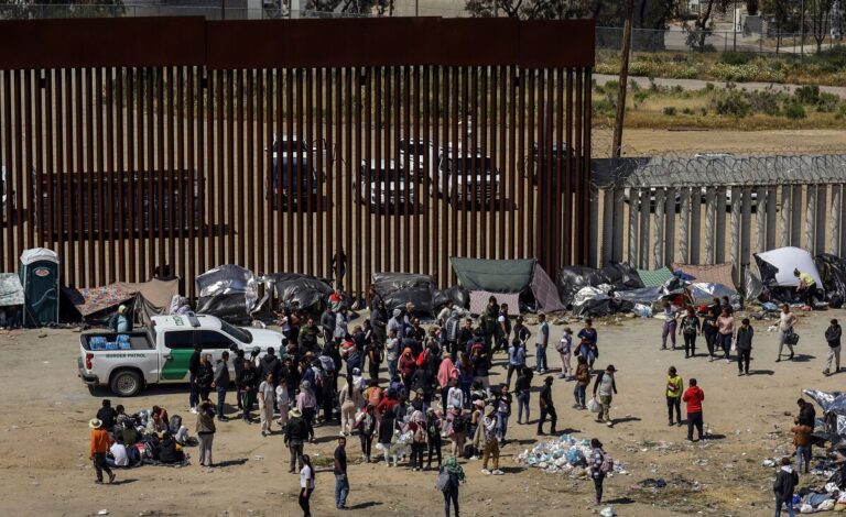 Empresarios ofrecen 35,000 empleos a deportados por Trump