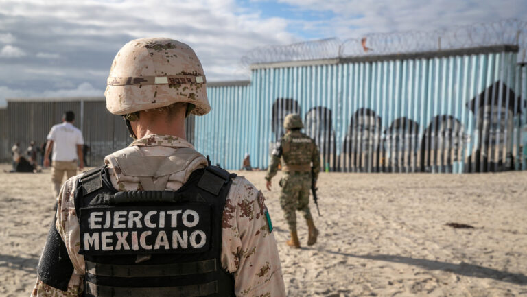 México despliega 10,000 militares en la frontera con EE.UU.