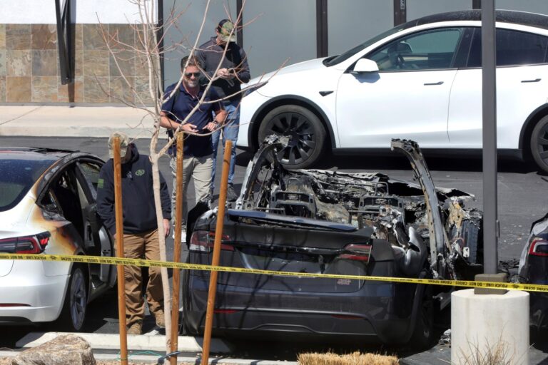 Serán deportados a El Salvador quienes quemen autos Tesla, amenaza Trump