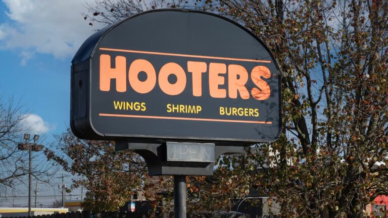 Adiós a las pechugas y alitas: Hooters se declara en quiebra en EU