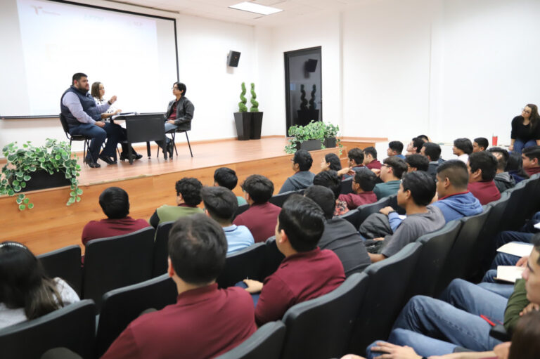 Capacitan a futuras y futuros profesionistas para su inserción laboral