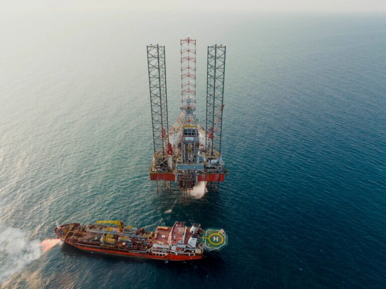 Petroleros defienden plataforma de Zacatecas de ataques piratas en Campeche