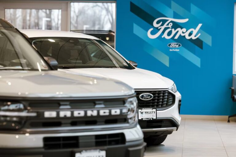 Ford aumenta precios de autos hechos en México por aranceles de Trump