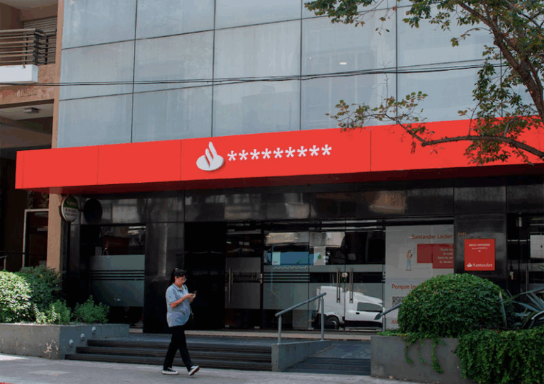 Banco Santander convierte su logo en asteriscos para promover la ciberseguridad