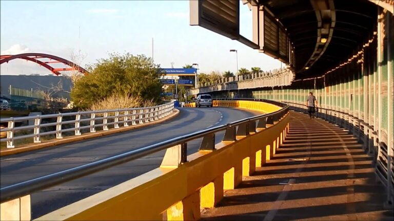 Detienen a empleada de la FGJ de Tamaulipas por cruzar 184 mil dólares a Texas