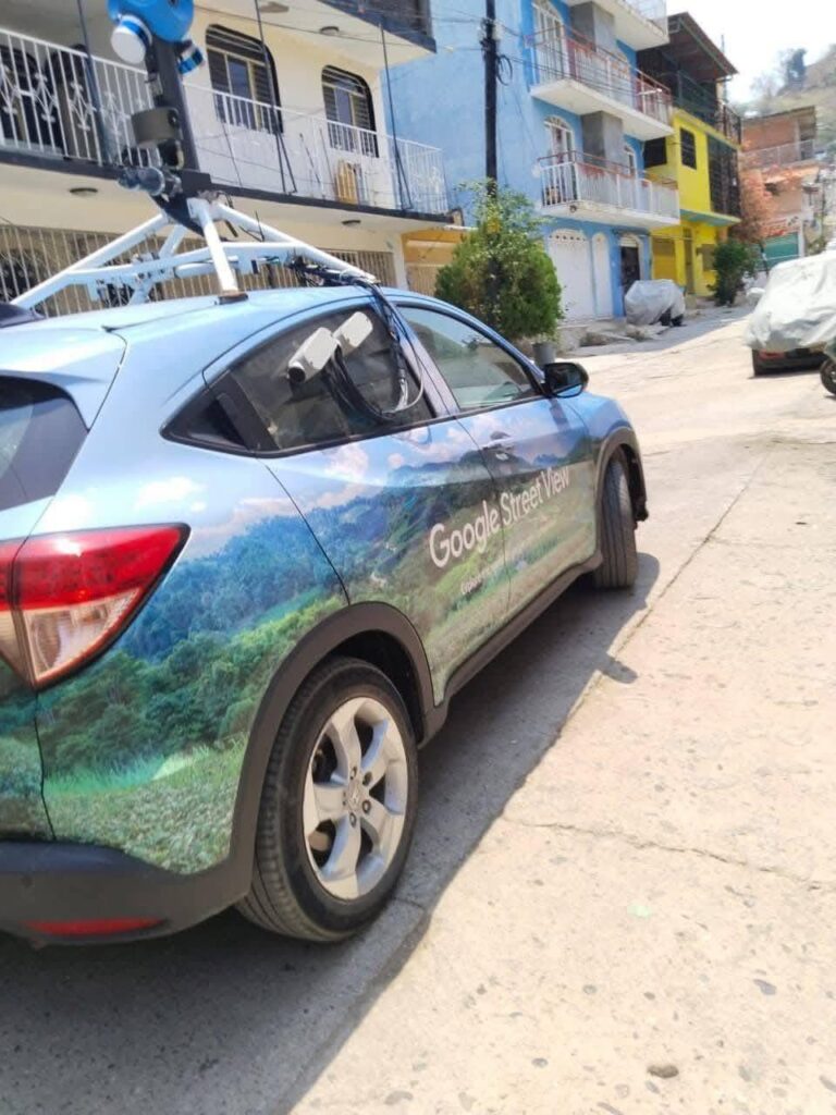 Lanzan piedras a coche de Google Maps en Acapulco por «atraer huracanes»