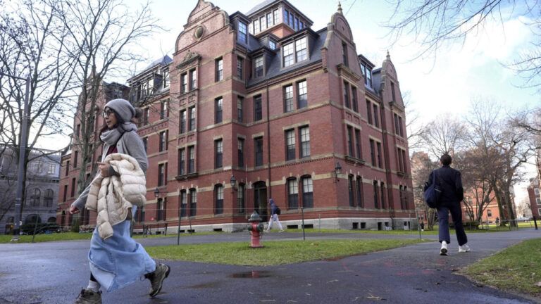 Trump ahora obliga a Harvard a no admitir alumnos extranjeros