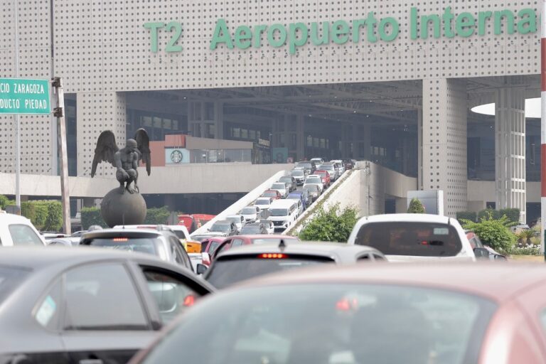 Caos en el Aeropuerto de la CdMx: maestros de la CNTE bloquean terminales