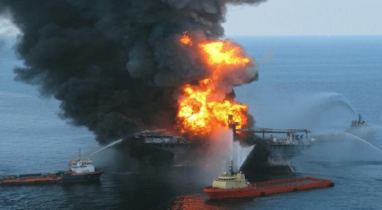 Incendio en barco con 3 mil autos a bordo en el Pacífico; iba de China a México