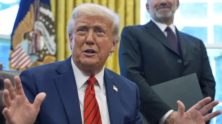 Trump llama a mantener controlados los precios del petróleo tras tensión con Irán
