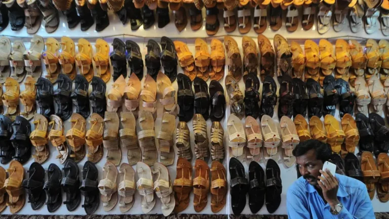 Prada reconoce referencias a la cultura india en sus sandalias tras controversia por apropiación