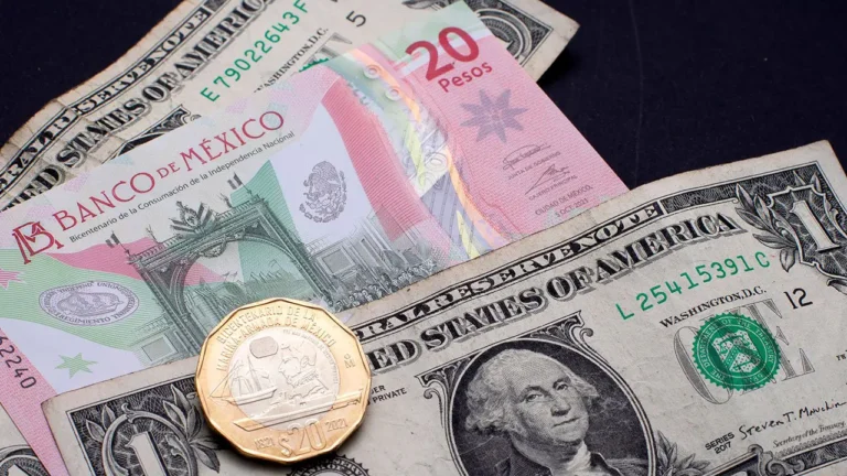 Peso cae ante cifras laborales de EE. UU.; BMV encadena tercera jornada al alza